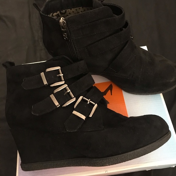 Black Shoe Wedges - Picture 2 of 4